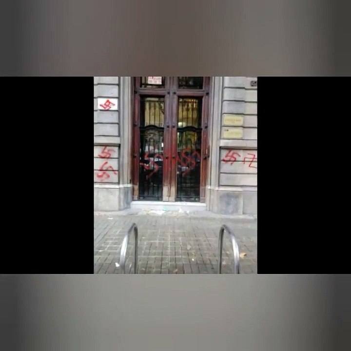 La fachada de la sede de Ómnium Cultural aparece pintada con esvásticas en Barcelona