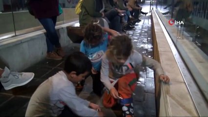 Suriyeli çocukların Taksim’deki para oyunu karakolda bitti