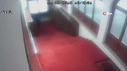 3 Camiden Hırsızlık Yaptı, Kimliğini Düşürünce Yakayı Ele Verdi