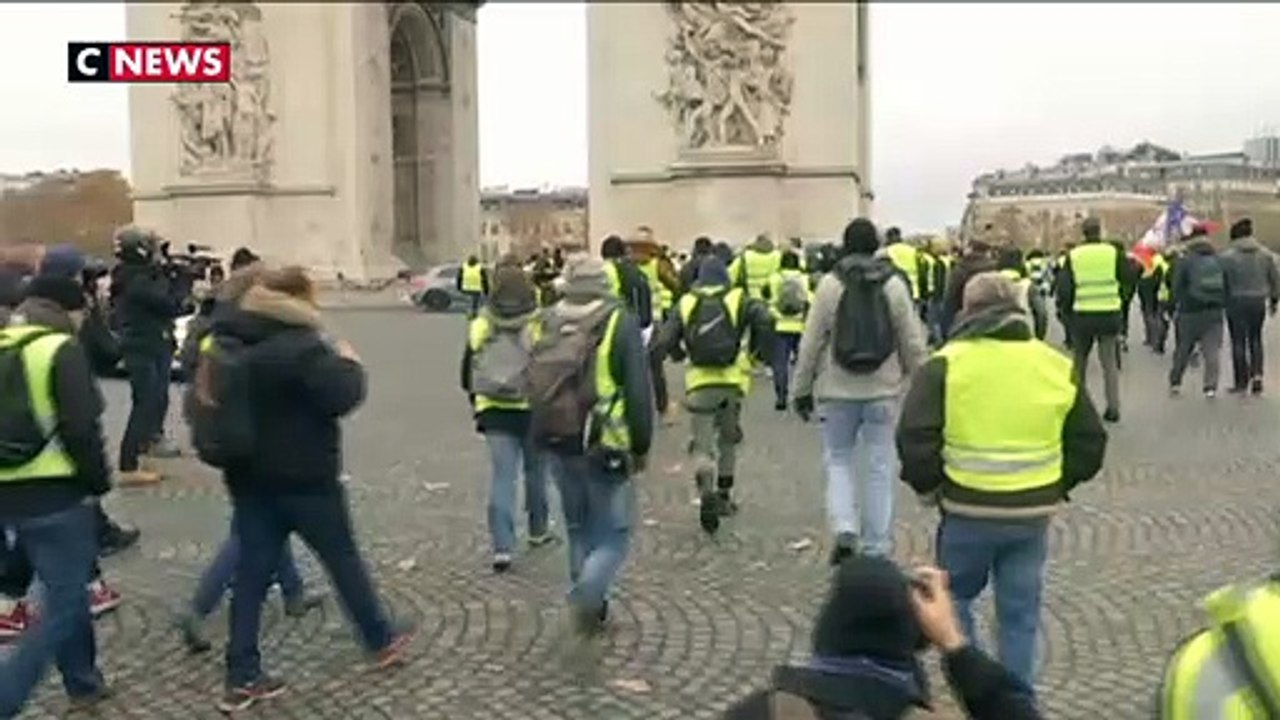 Les Gilets Jaunes envahissent la Place de l'Etoile