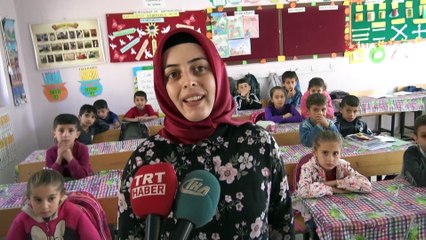 Odun kırıp sobayı yakarak öğrencilerine ders veriyor