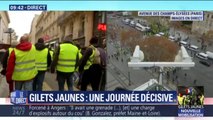 À Paris, un groupe de gilets jaunes remonte les Champs-Elysées