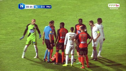 Suite à un contact un joueur du Stade Lavallois reste au sol et se fait soigner.