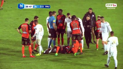 Suite à un contact aérien deux joueurs reste au sol.