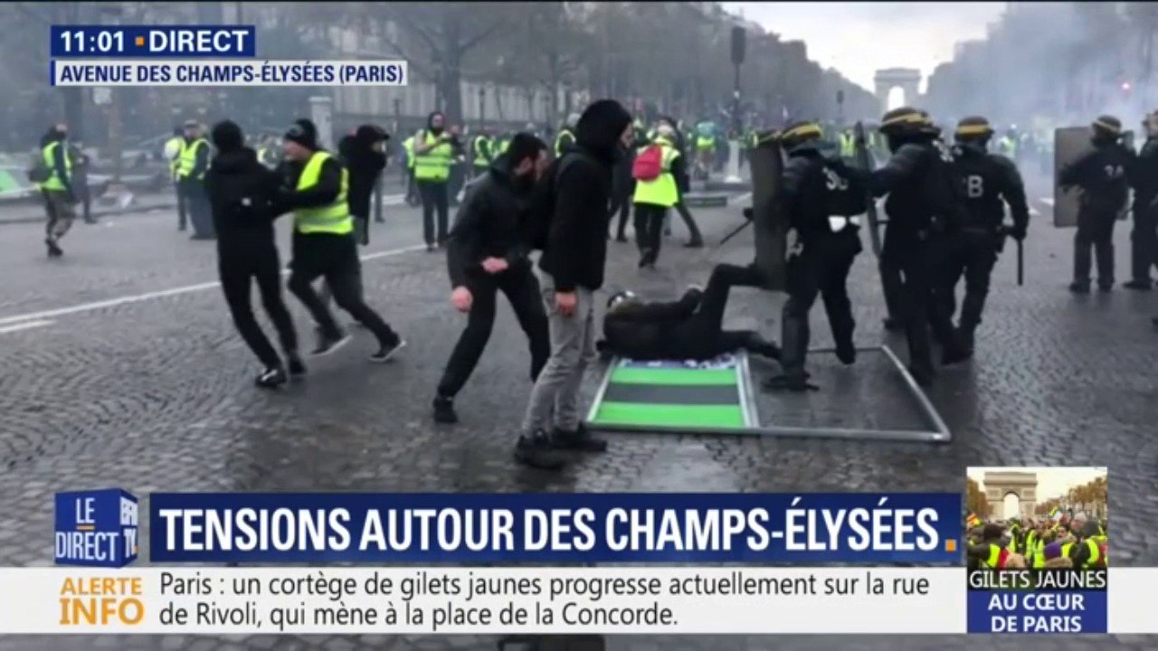 Gilets jaunes: des grenades lacrymogènes ont été utilisées par les forces de l'ordre pour repousser les manifestants