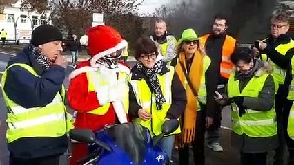 Le Père Noël fait sensation chez les gilets jaunes, à Frouard.