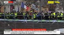 Les manifestants s'en prennent au mobilier urbain pour le lancer sur les forces de l'ordre sur les Champs Elysées