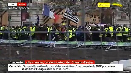 Download Video: Les manifestants s'en prennent au mobilier urbain pour le lancer sur les forces de l'ordre sur les Champs Elysées