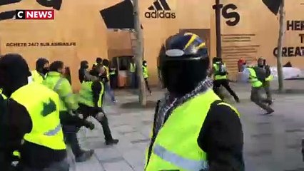 Lancers de projectiles, fumigènes… premiers affrontements entre les gilets jaunes et les forces de l’ordre sur les Champs-Élysées