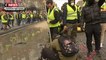 Des manifestants arrachent les pavés des Champs-Elysées