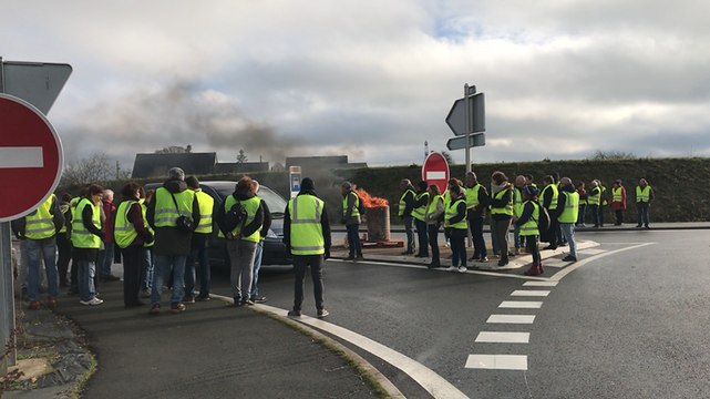 Les Gilets jaunes se sont installés route de Laval