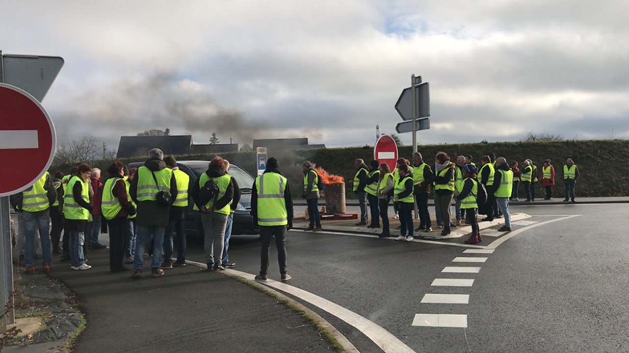 Les Gilets jaunes se sont installés route de Laval