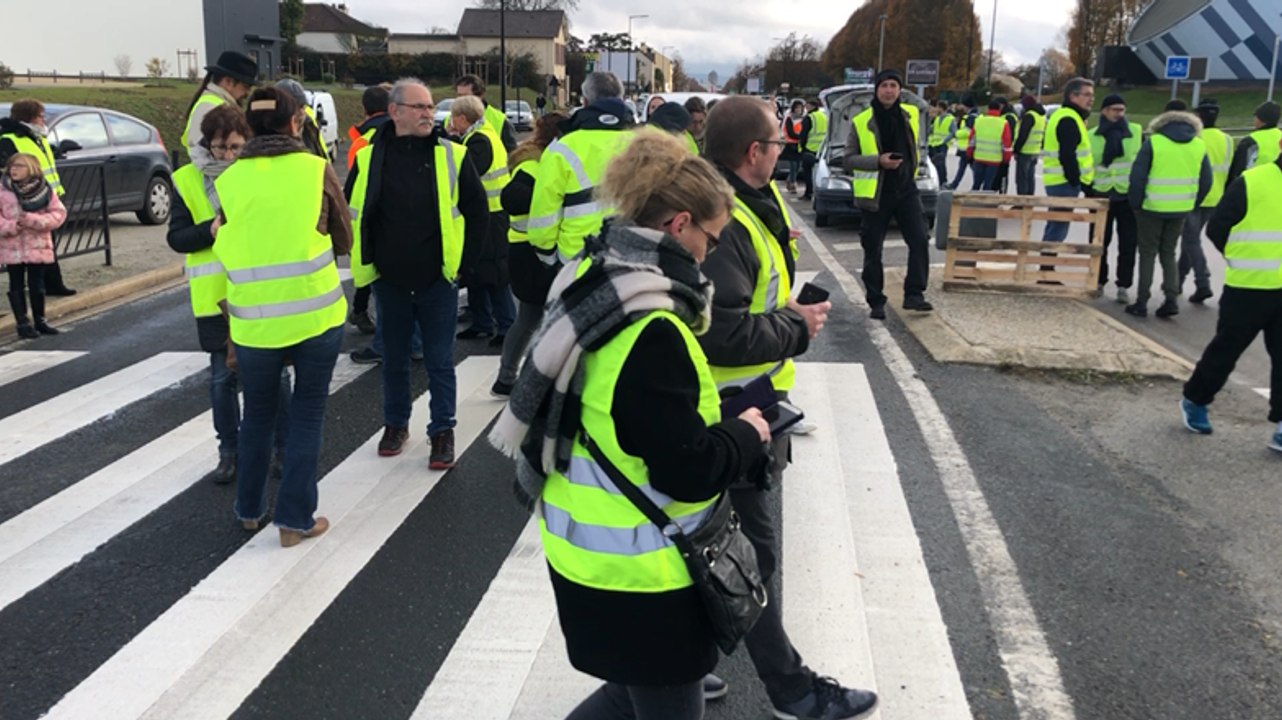 Gilets jaunes. Alençon. Une centaine de manifestants devant Anova