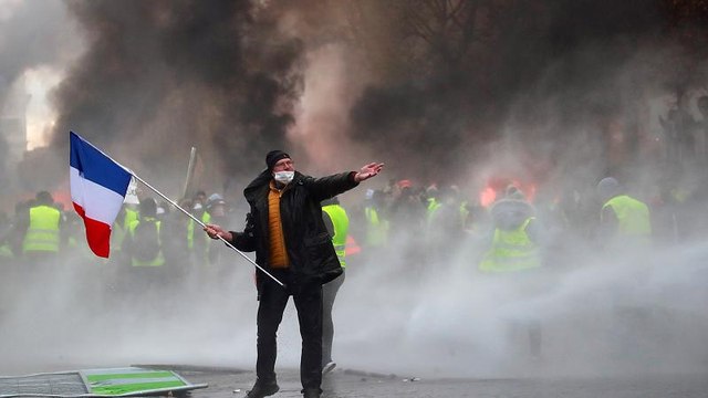 I Gilet Gialli assediano Parigi: cosa ne penseranno i francesi?
