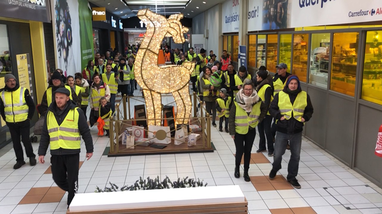 Gilets jaunes. Alençon. Le cortège de manifestants fait les cent pas dans la galerie du Carrefour