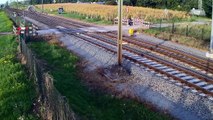 Un cycliste évite un train de justesse