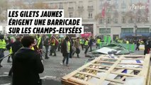 Une barricade sur les Champs-Elysées érigée par les Gilets jaunes