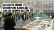 Une barricade sur les Champs-Elysées érigée par les Gilets jaunes