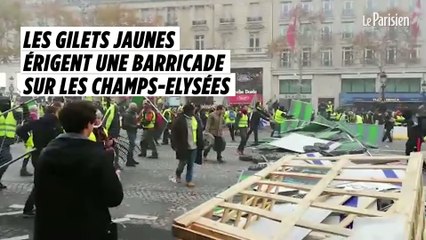 Une barricade sur les Champs-Elysées érigée par les Gilets jaunes