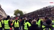 Paris : bloqués aux portes de La Concorde par les CRS, les gilets jaunes lancent 