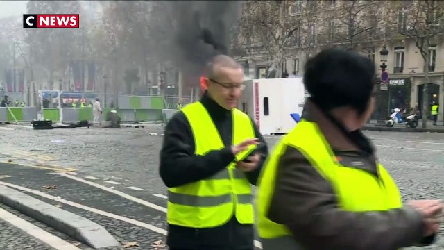 Un camion a pris feu sur les Champs-Élysées