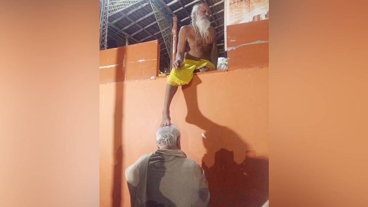 Ayodhya Ram Madir के निर्माण के लिए Mohan Bhagwat ने लिया Devraha Baba से आशीर्वाद | वनइंडिया हिंदी