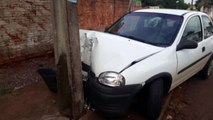 Carro atinge poste no Bairro Interlagos