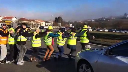 Au rond-point de Chomette à Monistrol, la mobilisation est festive