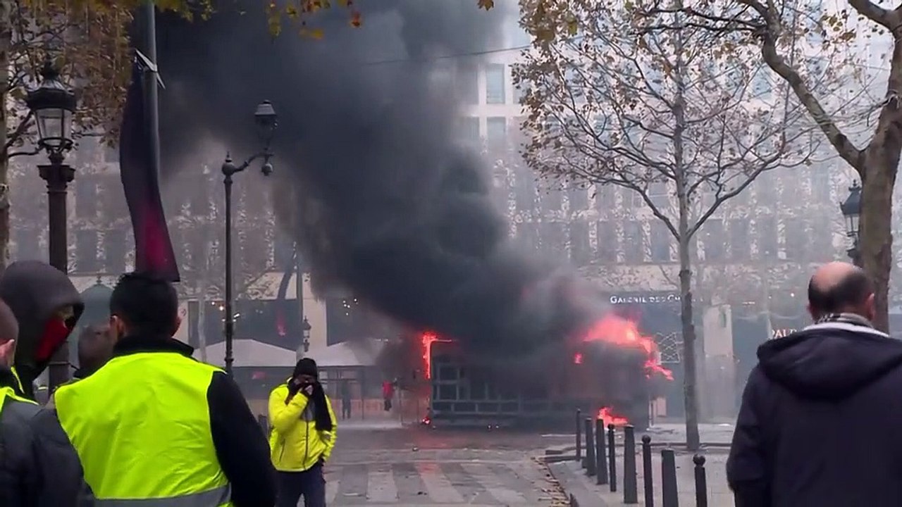 "Gilets jaunes" : une remorque de chantier en flammes explose sur les Champs-Elysées