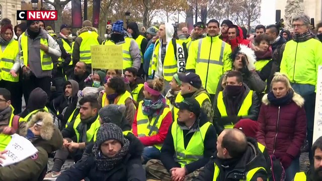 Des gilets jaunes en plein sitting sur les Champs-Élysées ont été délogés par les forces de l’ordre