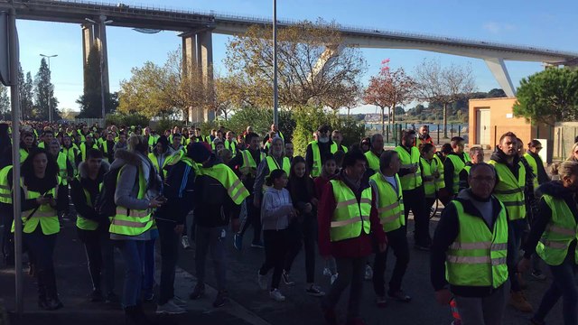 Gilets jaunes : une marche jaune débute à Martigues, Macron démission scandé