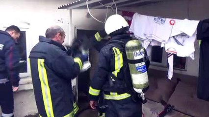 Ocakta unutulan yemek mutfağı yaktı