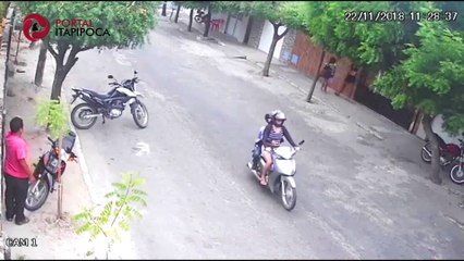 Câmera de segurança flagra homem furtando moto em Itapipoca