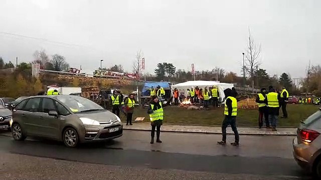 Les gilets jaunes sur le rond-point de l'Europe à Verdun
