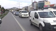 İstanbul- Hafriyat Kamyonu Sıkıştırdı; Bariyerin Üstünde Kaldı