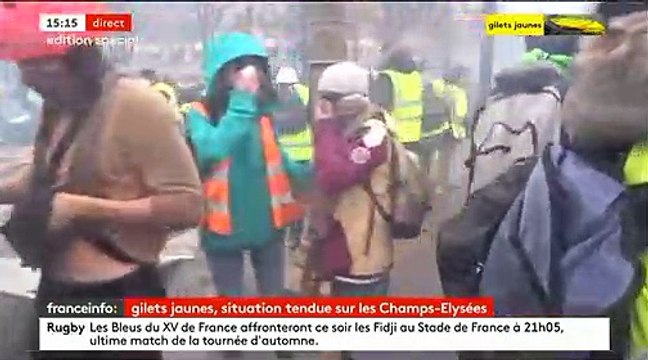 Gilets Jaunes - Les images des barricades, des incendies et des affrontements à 15h sur les Champs Elysées