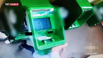 Rusya'da bir soyguncu ATM'yi parçaladı