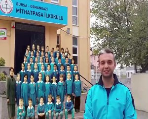 İlkokul Öğretmenlerine Sürpriz Yapmak İçin 20 Yıl Sonra Bir Araya Gelen Vefakar Öğrenciler