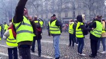 Manifestantes protestam em Paris