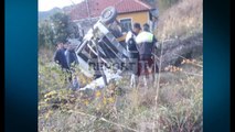 Report Tv - Fushë-Krujë/Furgoni del nga rruga, dy të vdekur dhe një i plagosur