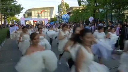 300 novias corren para ganar una luna de miel