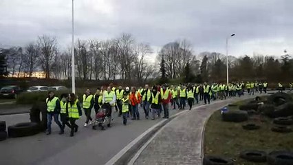 Les Gilets jaunes marchent autour du rond-point de l'A31 à Bulgnéville