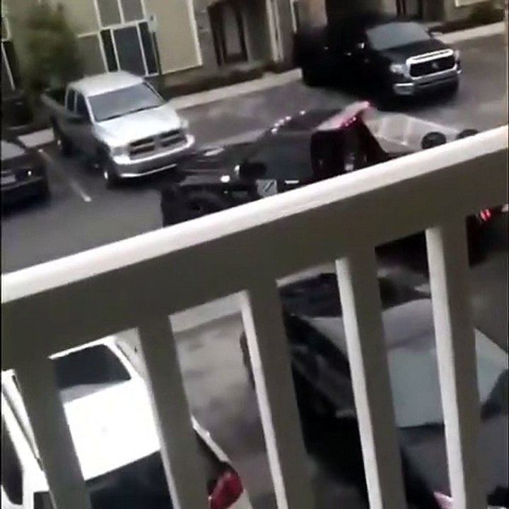 Cette femme détruit le camion de la fourrière à la batte de baseball !