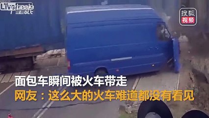 Ce fou rentre dans un train et se fait déchiqueter son Van !