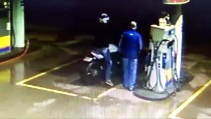 Motocicleta é furtada em empresa e câmeras registram possível autor