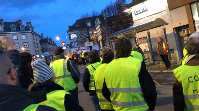 Les Gilets jaunes défilent en ville