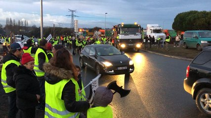 Les Gilets jaunes massés au rond-point de Lann Sevelin