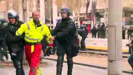 Manifestantes protestam em Paris