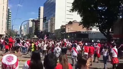 Así fue la llegada de Boca al Monumental. Pésimo la seguridad q los mete entre toda la gen