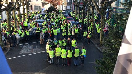 Les Gilets jaunes se sont accordés une pause dansante place de la mairie